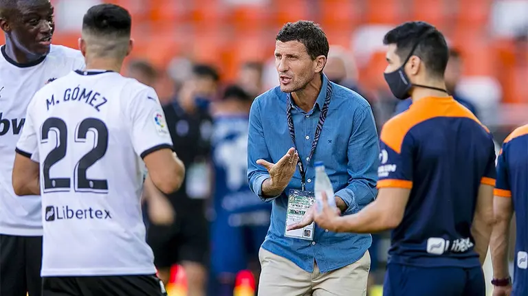 El navarro Javi Gracia habla con sus jugadores en una pausa de hidratación. Valencia CF.