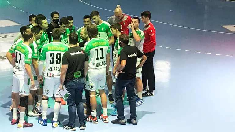 Tiempo muerto del Anaitasuna con Quique Domínguez hablando con sus jugadores. @AnaitasunaBM