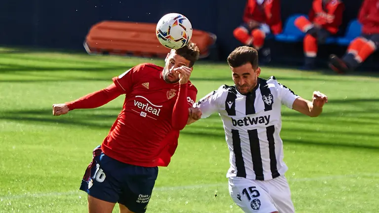 Partido entre Osasuna y Levante correspondiente a la jornada número 3 jugado en el estadio de El Sadar de Pamplona. MIGUEL OSÉS