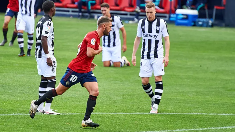 Partido entre Osasuna y Levante correspondiente a la jornada número 3 jugado en el estadio de El Sadar de Pamplona. MIGUEL OSÉS