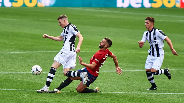 Partido entre Osasuna y Levante correspondiente a la jornada número 3 jugado en el estadio de El Sadar de Pamplona. MIGUEL OSÉS