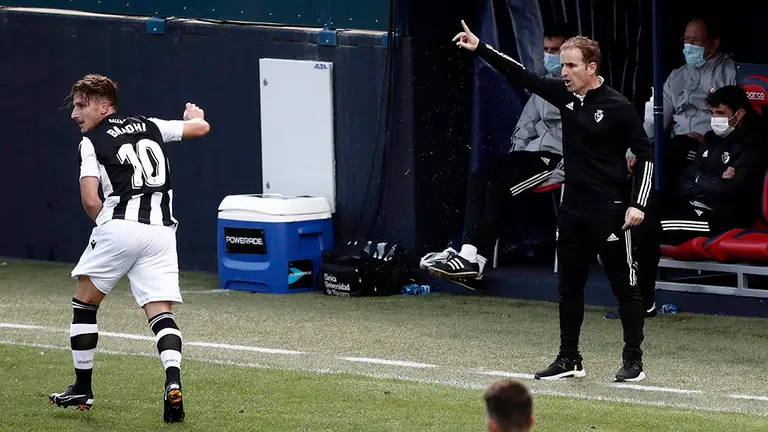 El entrenador de Osasuna Jagoba Arrasate sigue desde la banda el juego de su equipo ante el Levante, durante el partido de Primera División que han disputado este domingo ambos equipos en el estadio de El Sadar. EFE/Jesús Diges