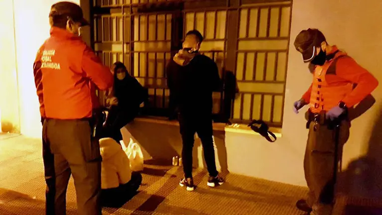 Agentes de la Policía Foral intervienen este fin de semana ante un grupo de jóvenes. POLICÍA FORAL
