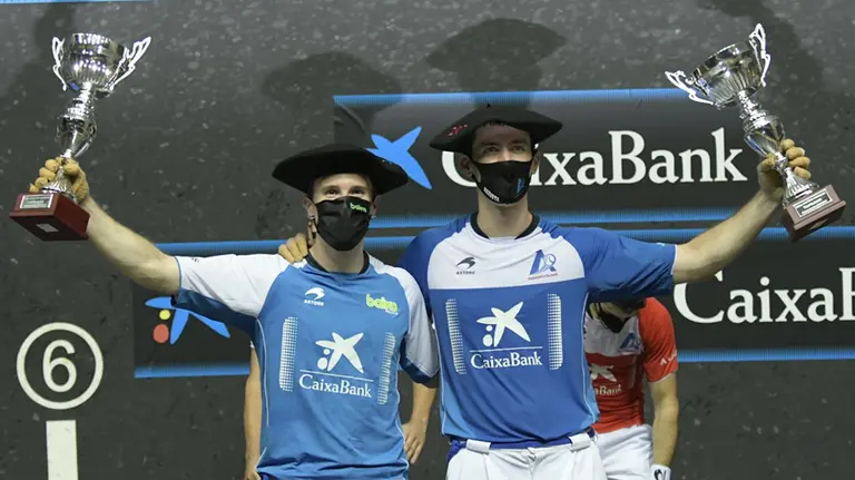 Iñaki Artola y Beñat Rezusta con la txapela de campeones. @ASPEpelota.