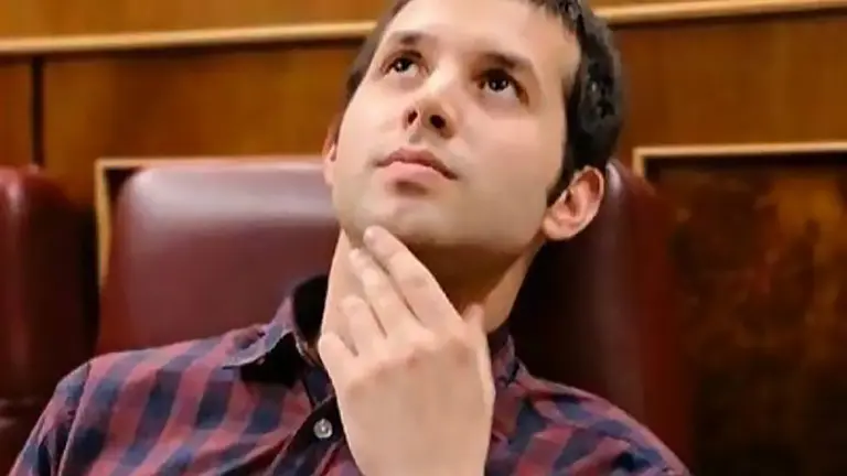 El asesor de Bildu Oihan Vitoria García, sentado en el Congreso de los Diputados. LINKEDIN