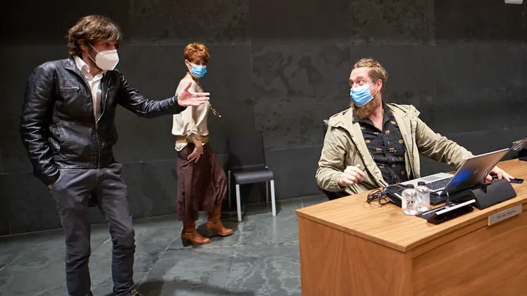 Mikel Buil (PODEMOS) habla con Maiorga Ramirez (EH Bildu) bajo la atenta mirada de Bakartxo Ruiz, portavoz de Bildu. MIGUEL OSÉS