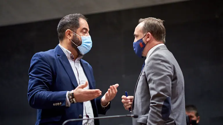 El portavoz socialista Ramón Alzorriz (i) habla con el portavoz de Navarra Suma Javier (d)Esparza en la sesion de mesa y junta de portavoces. MIGUEL OSÉS