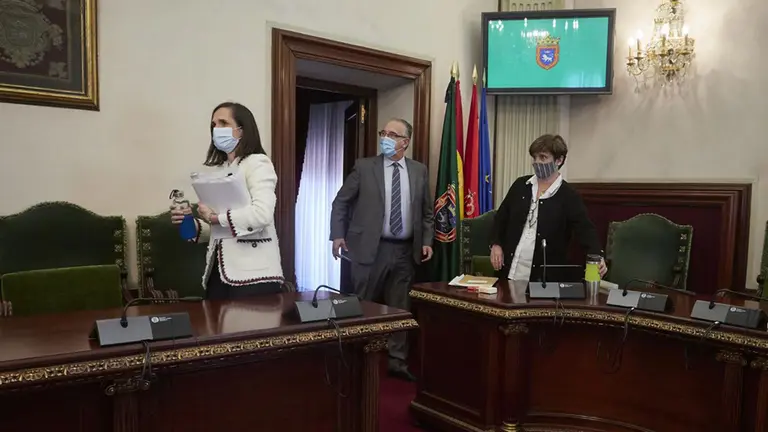 María Echávarri, Enrique Maya y Ana Elizalde, en el Ayuntamiento de Pamplona EUROPA PRESS