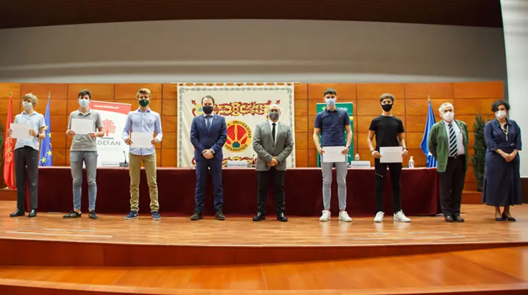 El consejero Cigudosa y resto de autoridades, con alumnado premiado - GOBIERNO DE NAVARRA