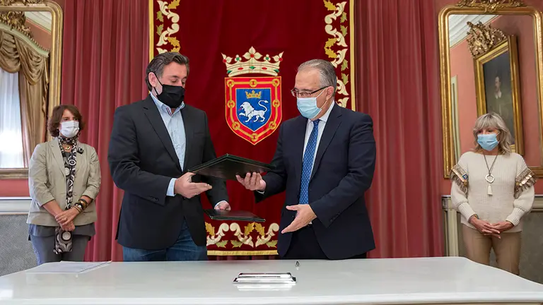 A* Jesús Garzaron
F* 2020_09_29
T* Firma de convenio con ANVITE para la colocación de placas en la ciudad de los asesinados por ETA
L* Salón de recepciones, Ayuntamiento de Pamplona