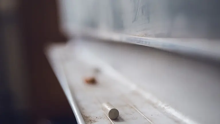 Una pizarra vacía tras el confinamiento de los alumnos y alumnas de esa clase. ARCHIVO