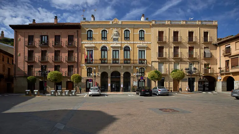 Fachada del Ayuntamiento de Falces. MIGUEL OSÉS