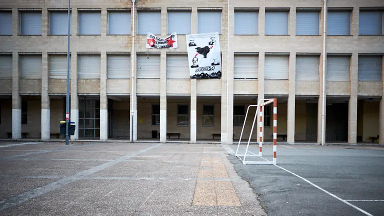 Carteles en favor de los presos de ETA en el instituto público Biurdana. PABLO LASAOSA