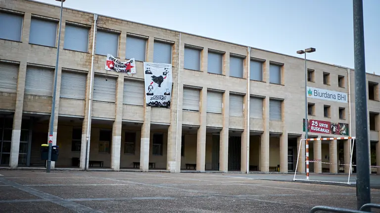 Carteles en favor de los presos de ETA en el instituto público Biurdana. PABLO LASAOSA