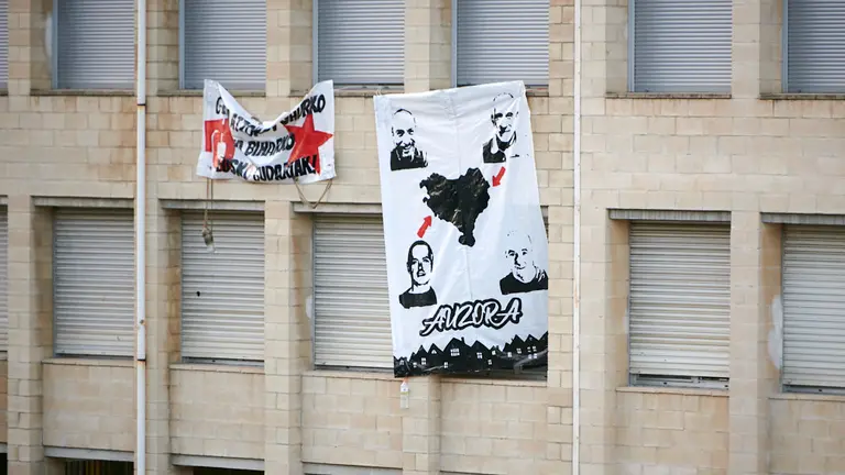 Carteles en favor de los presos de ETA en el instituto público Biurdana. PABLO LASAOSA