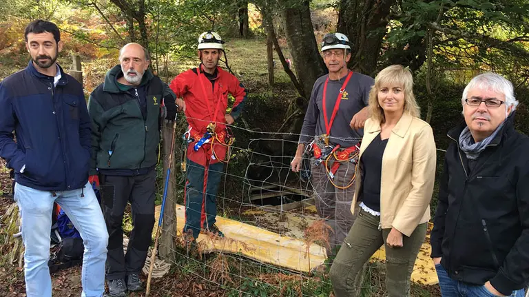 La consejera Ollo visitó en 2016 la sima de Legarrea, donde se hallaron los cuerpos. GOBIERNO DE NAVARRA