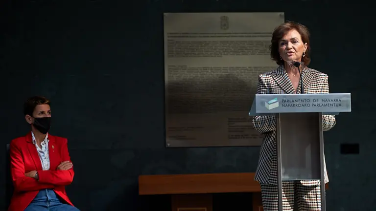 La presidenta de Navarra, María Chivite, la vicepresidenta primera del Gobierno de España, Carmen Calvo, y el presidente del Parlamento de Navarra, Unai Hualde, participan en un acto de entrega de declaraciones de reparación moral y reconocimiento personal a represaliados en la Guerra Civil y la dictadura. MIGUEL OSÉS