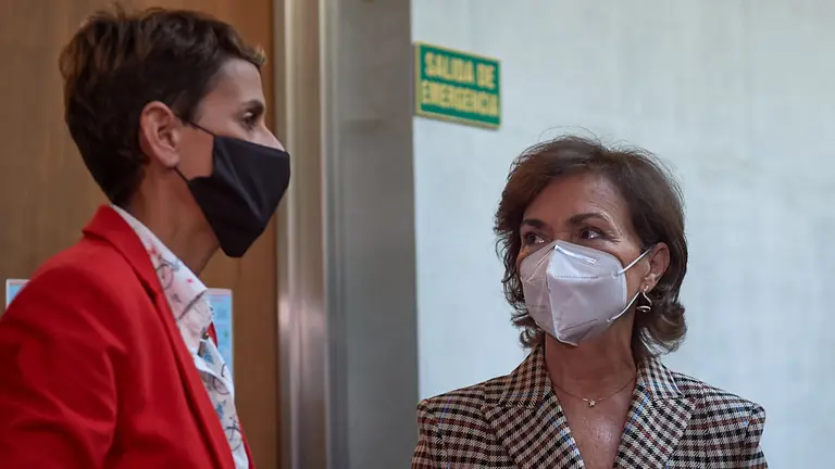 La presidenta de Navarra, María Chivite, la vicepresidenta primera del Gobierno de España, Carmen Calvo, y el presidente del Parlamento de Navarra, Unai Hualde, participan en un acto de entrega de declaraciones de reparación moral y reconocimiento personal a represaliados en la Guerra Civil y la dictadura. MIGUEL OSÉS