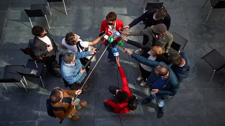 La presidenta de Navarra, María Chivite, la vicepresidenta primera del Gobierno de España, Carmen Calvo, y el presidente del Parlamento de Navarra, Unai Hualde, participan en un acto de entrega de declaraciones de reparación moral y reconocimiento personal a represaliados en la Guerra Civil y la dictadura. MIGUEL OSÉS