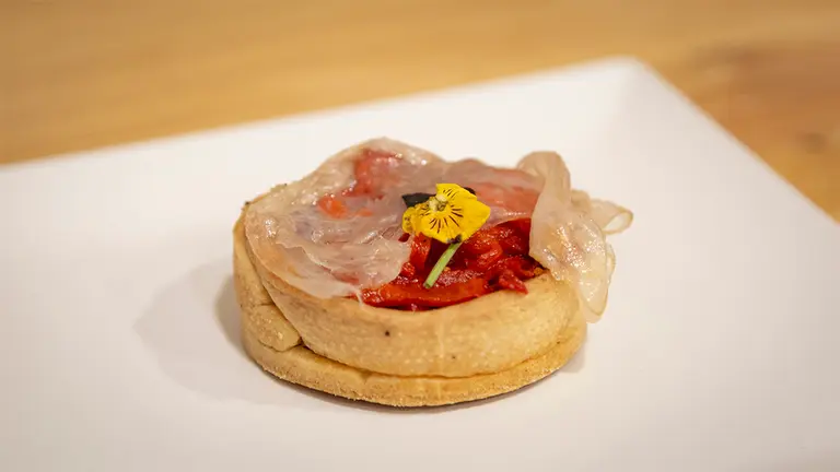 Tartaleta de pimiento del piquillo de Lodosa con papada ibérica. ANAPEH