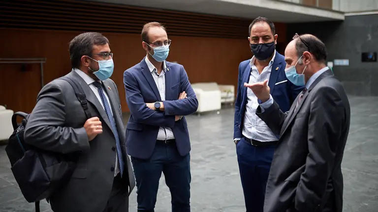 Vicepresidente primero del gobierno, Javier Remirez (i), parlamentario Jorge Aguirre (centro Izquierda), portavoz del PSN (Ramón Alzorriz (centro derecha) y el consejero de desarrollo Manu Ayerdi (d) durante el pleno parlamentario. MIGUEL OSÉS