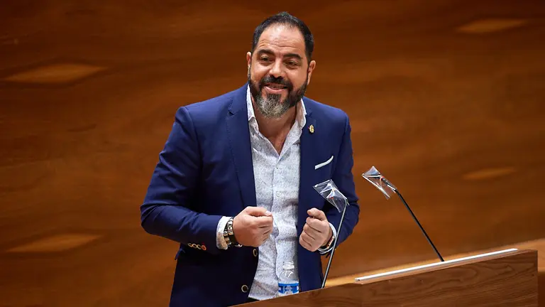 Ramón Alzorriz, portavoz del PSN, durante el pleno parlamentario. MIGUEL OSÉS