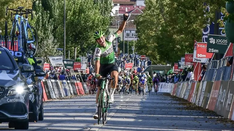 Oier Lazkano celebra su victoria en solitario en Viseu. Cedida Caja Rural.