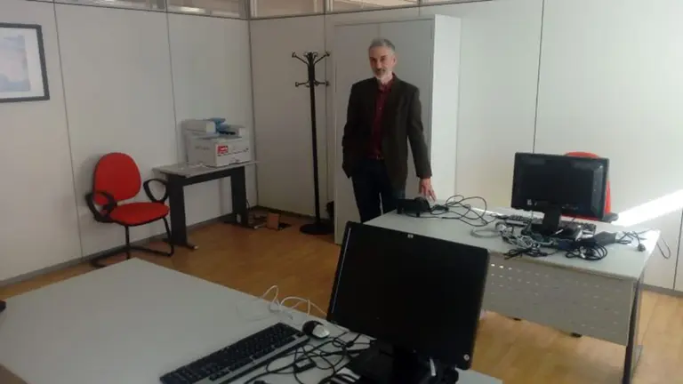 El director general de Justicia, Rafael Sainz de Rozas, en la nueva oficina. GOBIERNO DE NAVARRA