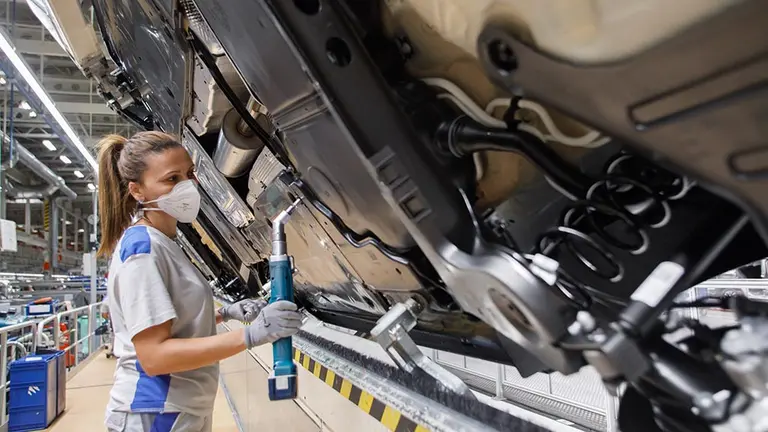 Karla Monteiro, en la zona de tactos girados donde, para ella, la mejora ergonómica ha sido “muy importante”. VOLKSWAGEN NAVARRA