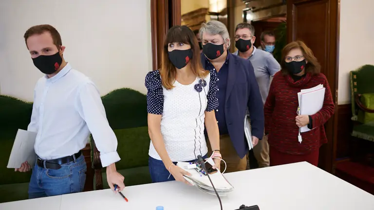 La bancada socialista del Ayuntamiento de Pamplona acceden al pleno. PABLO LASAOSA