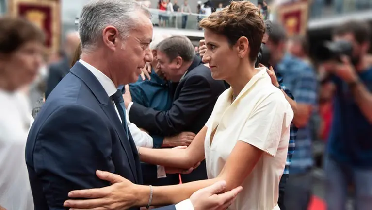 El lehendakari, Iñigo Urkullu, y la nueva presidenta de Navarra, María Chivite, en el Parlamento de la Comunidad Foral, donde la socialista ha tomado posesión de su cargo
IREKIA
  (Foto de ARCHIVO)
6/8/2019