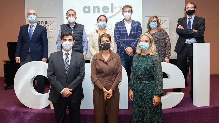 La Presidenta de Navarra, María Chivite, e Ignacio Ugalde, Presidente de ANEL con la Junta Directiva de ANEL