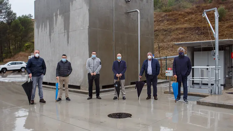 De izda. a dcha: Gregorio Berrozpe, director de obras y proyectos de NILSA; el director general Jesús Mª Rodríguez; el gerente de la Mancomunidad de Montejurra, Nicolás Ulibarri; el consejero Ciriza; el alcalde de Torres del Río, Juan Luis Pérez; y el gerente de NILSA, Fernando Mendoza. GOBIERNO DE NAVARRA
