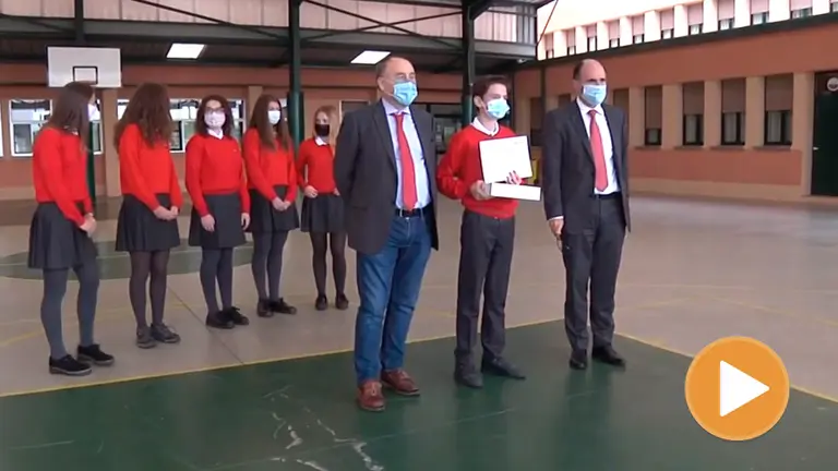 Entrega del premio Consumopolis a alumnos del colegio Luis Amigó por parte del consejero Manu Ayerdi (player) GOBIERNO DE NAVARRA
