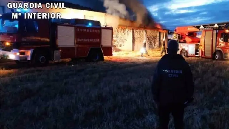 Incendio en una nave industrial en Cintruénigo. GUARDIA CIVIL