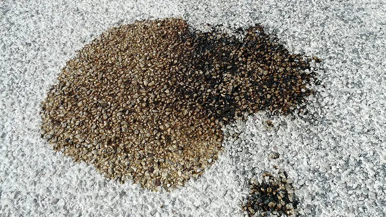 Una mancha de aceite sobre la calzada. ARCHIVO