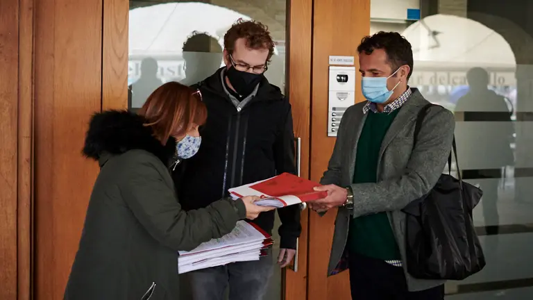 Críticos de Eusko Alkartasuna registran las firmas necesarias para la convocatoria de una Congreso Extraordinario del partido. PABLO LASAOSA