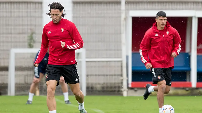 Los jugadores rojillos Juan Cruz y Roncaglia en Tajonar. CA Osasuna.