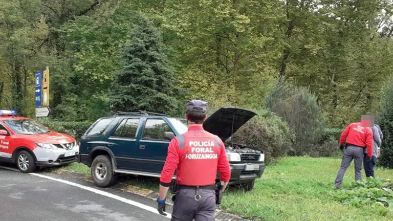 Momento de la detención del hombre que se saltó un control de la Policía Foral en Bera. CEDIDA