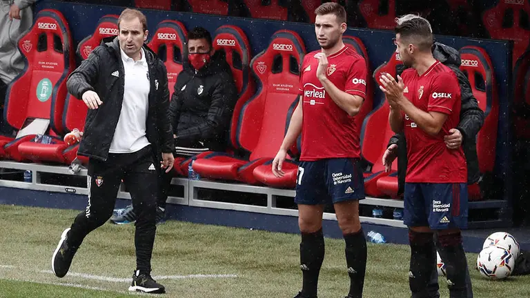 El entrenador de Osasuna Jagoba Arrasate sigue desde la banda el juego de su equipo durante el partido que han disputado frente al Celta de Vigo este mediodía en el Estadio de El Sadar correspondiente a la quinta jornada de la Liga Santander. EFE/Jesús Diges