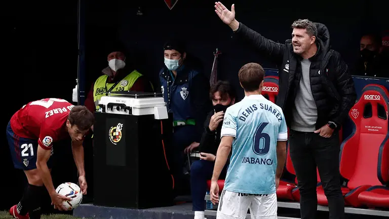 El entrenador del Celta de Vigo, Óscar García (d) da instrucciones a sus jugadores durante el partido de LaLiga Santander de fútbol disputado contra el Osasuna este domingo en el Estadio de El Sadar, en Pamplona. EFE/Jesús Diges