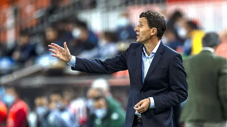 Javi Gracia corrigiendo a sus jugadores en Mestalla. Valencia CF.