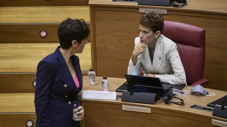 La Presidenta del Gobierno de Navarra, María Chivite,habla con la consejera de Economía y Hacienda de Navarra, Elma Saiz. EUROPA PRESS