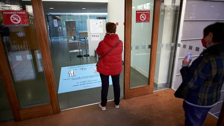 La consejera de salud del gobierno de Navarra, Santos Indurain, acude al centro de salud de San Juan para la vacunacion de la gripe. MIGUEL OSÉS