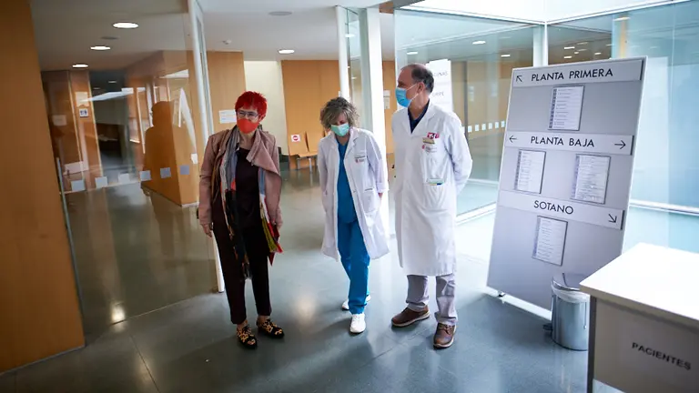 La consejera de salud del gobierno de Navarra, Santos Indurain, acude al centro de salud de San Juan para la vacunacion de la gripe. MIGUEL OSÉS