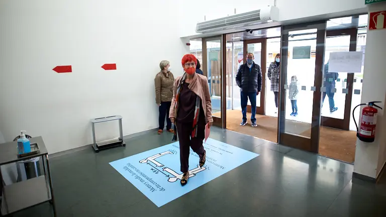 La consejera de salud del gobierno de Navarra, Santos Indurain, acude al centro de salud de San Juan para la vacunacion de la gripe. MIGUEL OSÉS