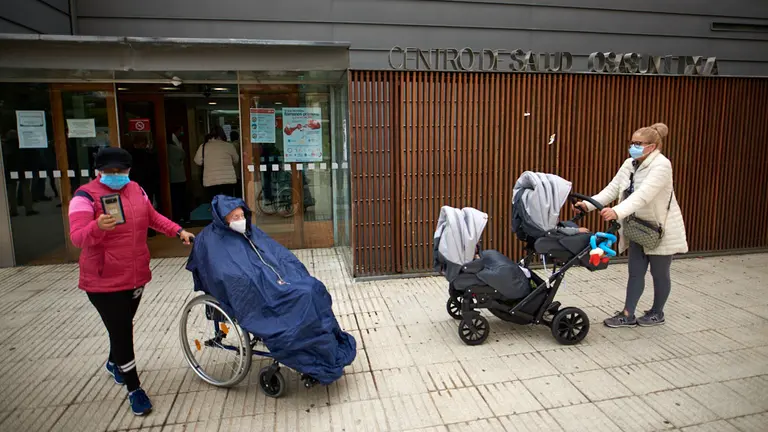 La consejera de salud del gobierno de Navarra, Santos Indurain, acude al centro de salud de San Juan para la vacunacion de la gripe. MIGUEL OSÉS