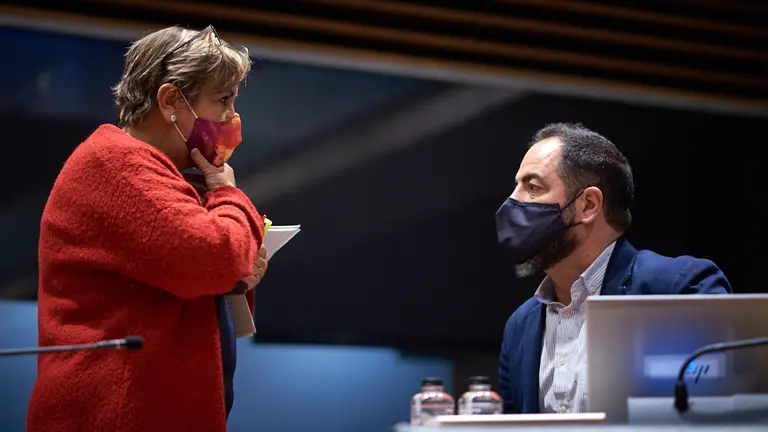 Marisa de Simón , portavoz de IE, junto a Ramón Alzorriz, portavoz del PSN, durante la mesa y junta de portavoces de este lunes. MIGUEL OSÉS