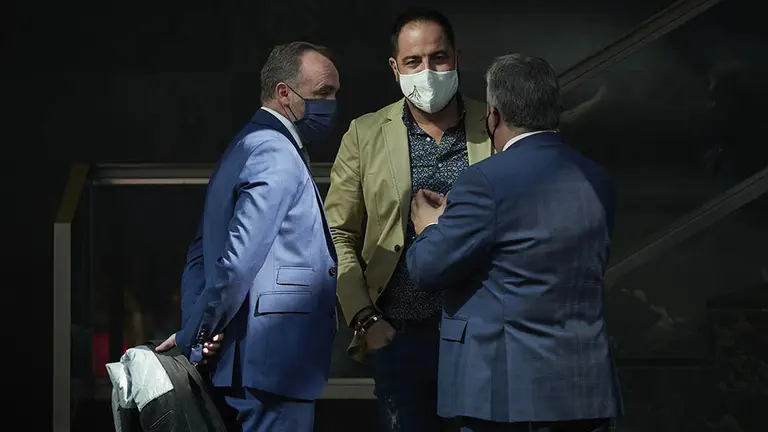 (I-D) El presidente de UPN, Javier Esparza; el parlamentario foral socialista Ramon Alzórriz; y el diputado socialista Santos Cerdán, durante la entrega de declaraciones de reparación y reconocimiento personal a 20 víctimas de la represión del franquismo - Eduardo Sanz - Europa Press