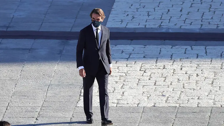 El expresidente del Gobierno José María Aznar, a su llegada a la ceremonia de Estado para homenajear a las víctimas de la pandemia de Covid-19. ARCHIVO